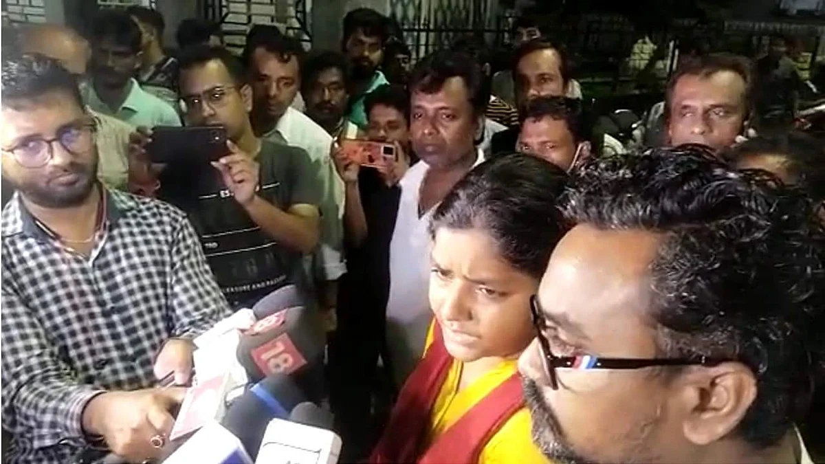 লালবাজারে আটক থাকাকালীন অসুস্থ চার SLST চাকরিপ্রার্থী, মাঝরাতেই SSKM-থানা পৌঁছে গেলেন DYFI নেতৃত্ব
