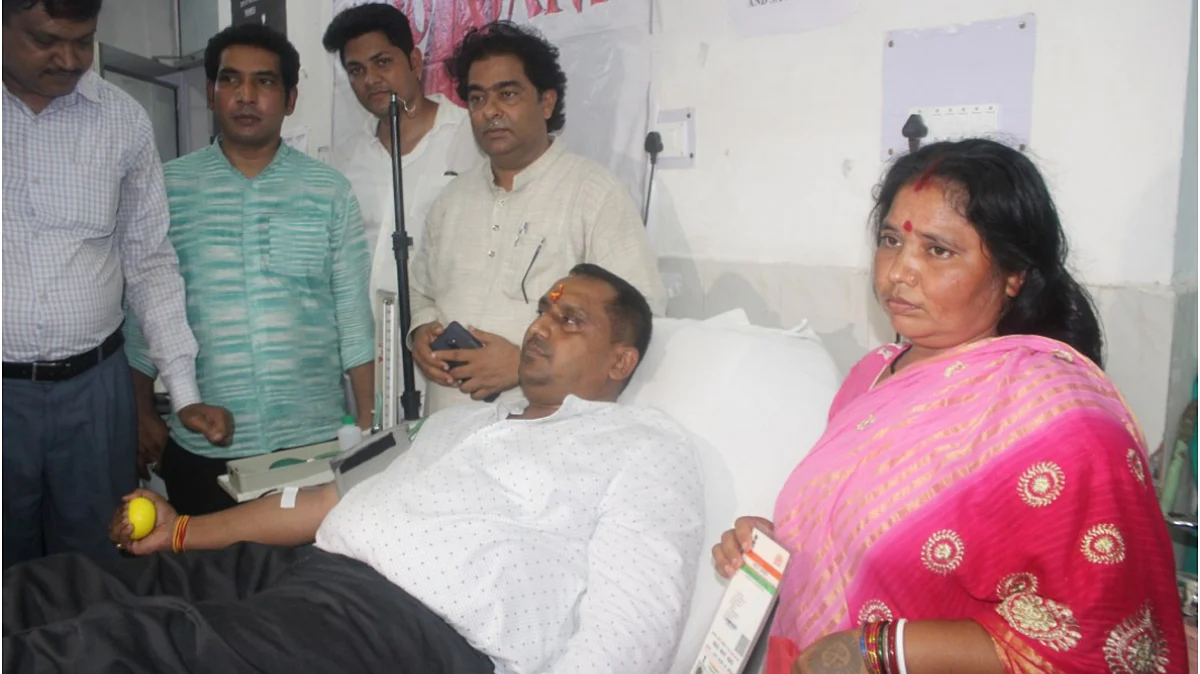 রক্তদান করছেন স্বাস্থ্যমন্ত্রী বান্না গুপ্তা