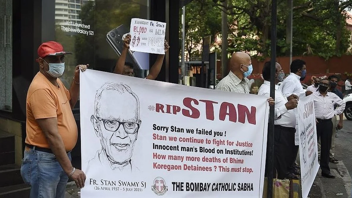 স্ট্যান স্বামীর মৃত্যুকে স্মরণ মুম্বাইয়ের একটি গির্জার সামনে