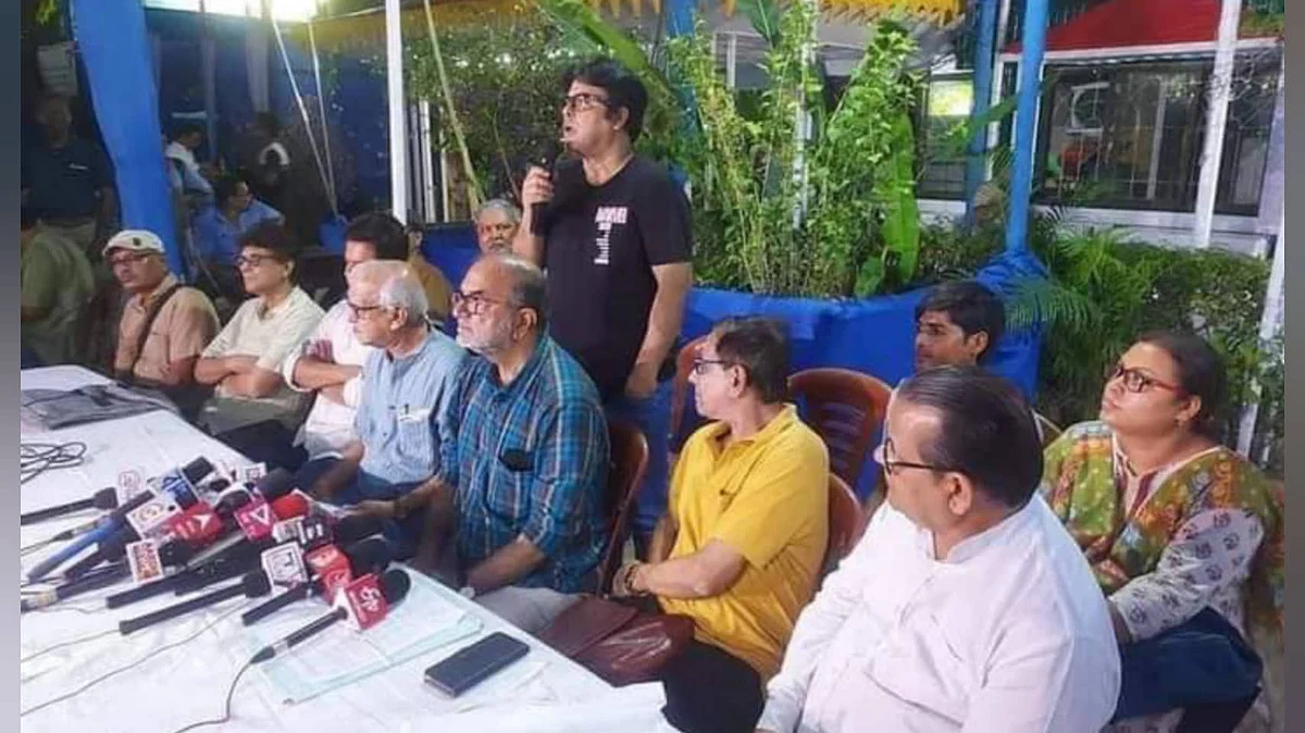 সাংবাদিক সম্মেলনে বুদ্ধিজীবীরা