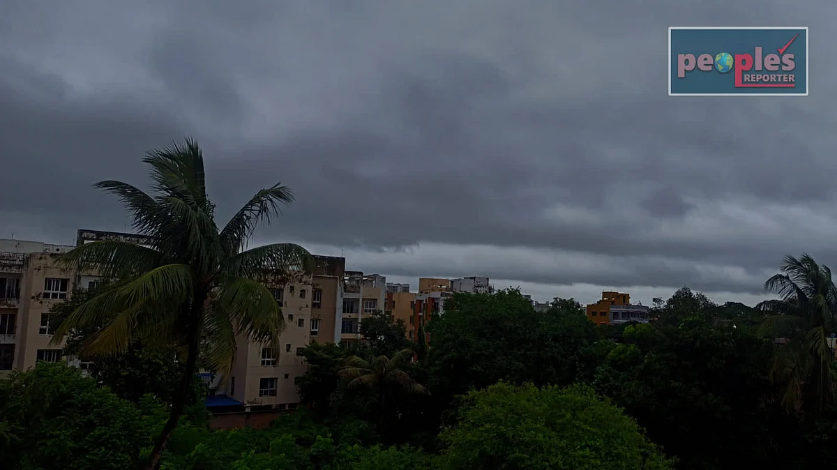 নিম্নচাপ শক্তি হারালেও কলকাতা সহ দক্ষিণের জেলাগুলিতে ঝোড়ো হাওয়ার সাথে বৃষ্টিপাতের সম্ভাবনা