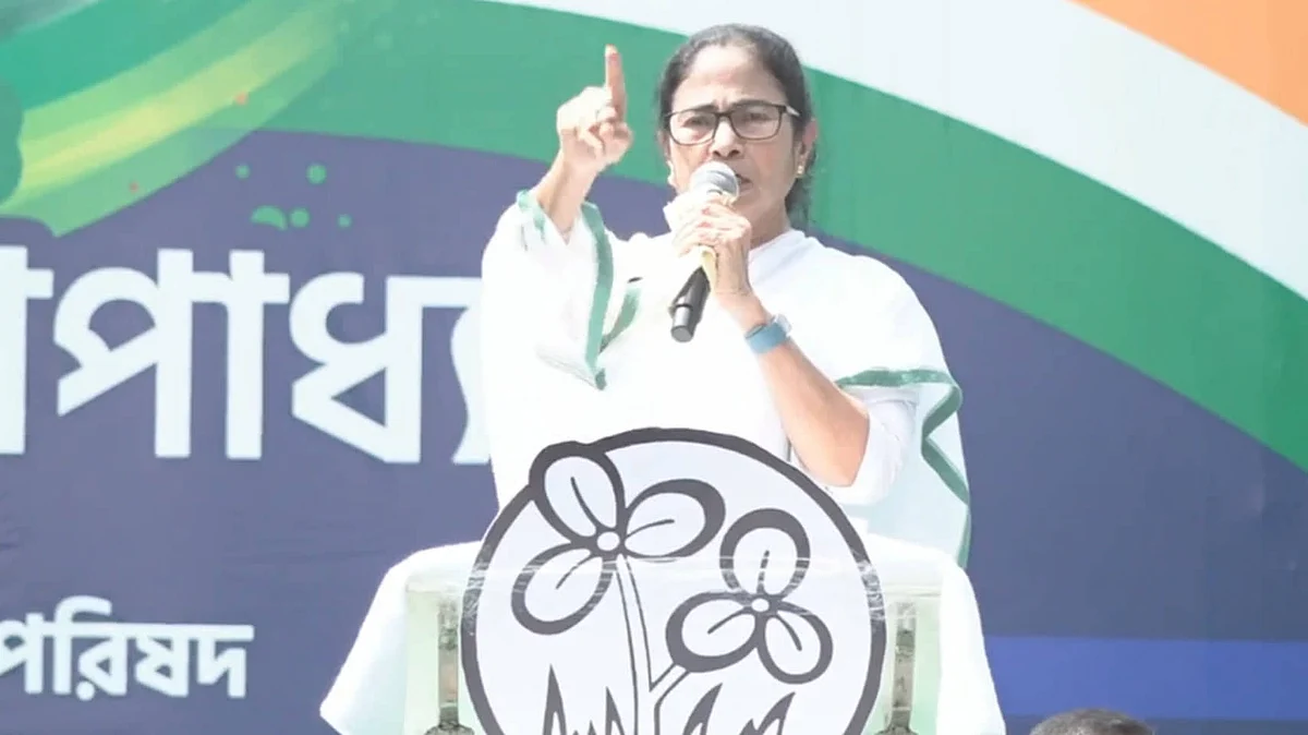 মেয়ো রোডে বক্তব্য রাখছেন মমতা ব্যানার্জী