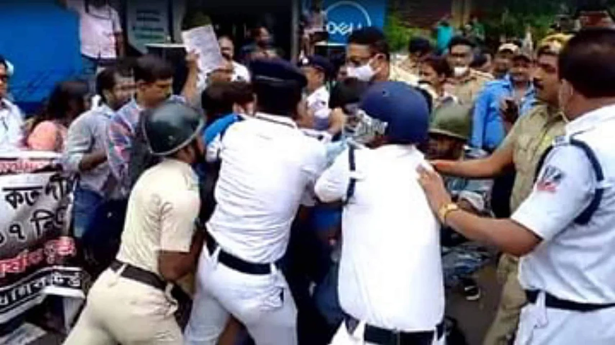 পুলিশের সাথে চাকরিপ্রার্থীদের ধস্তাধস্তি বিক্ষোভকারীদের