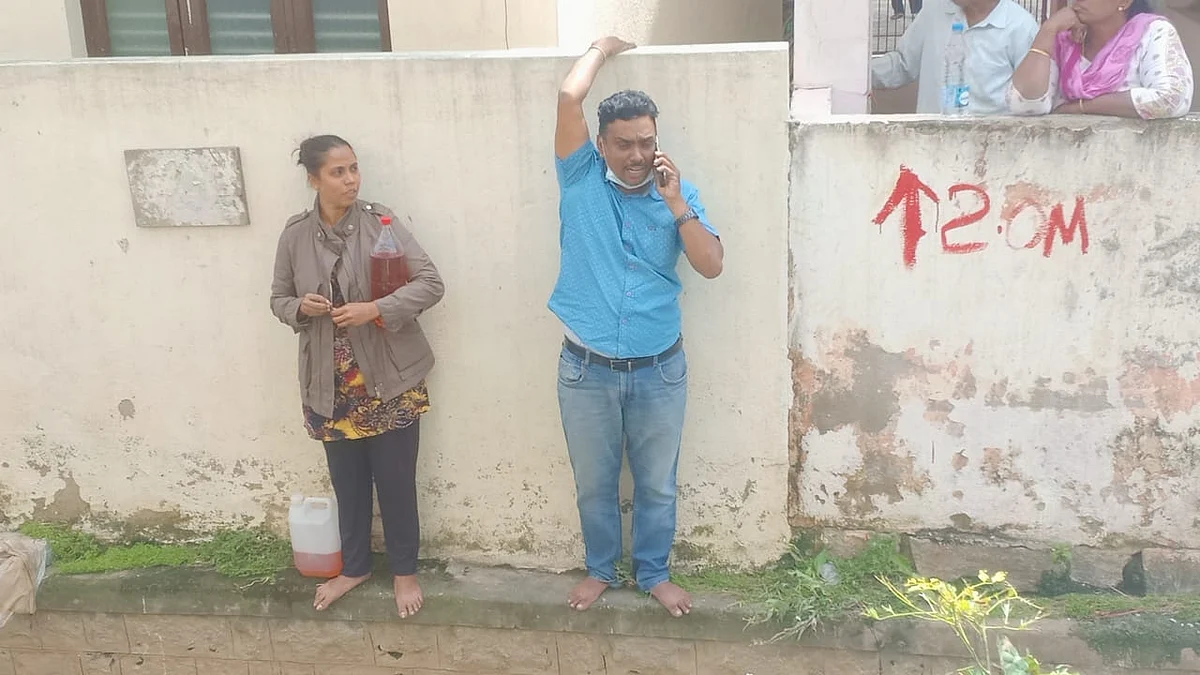 পেট্রোল হাতে দম্পতি