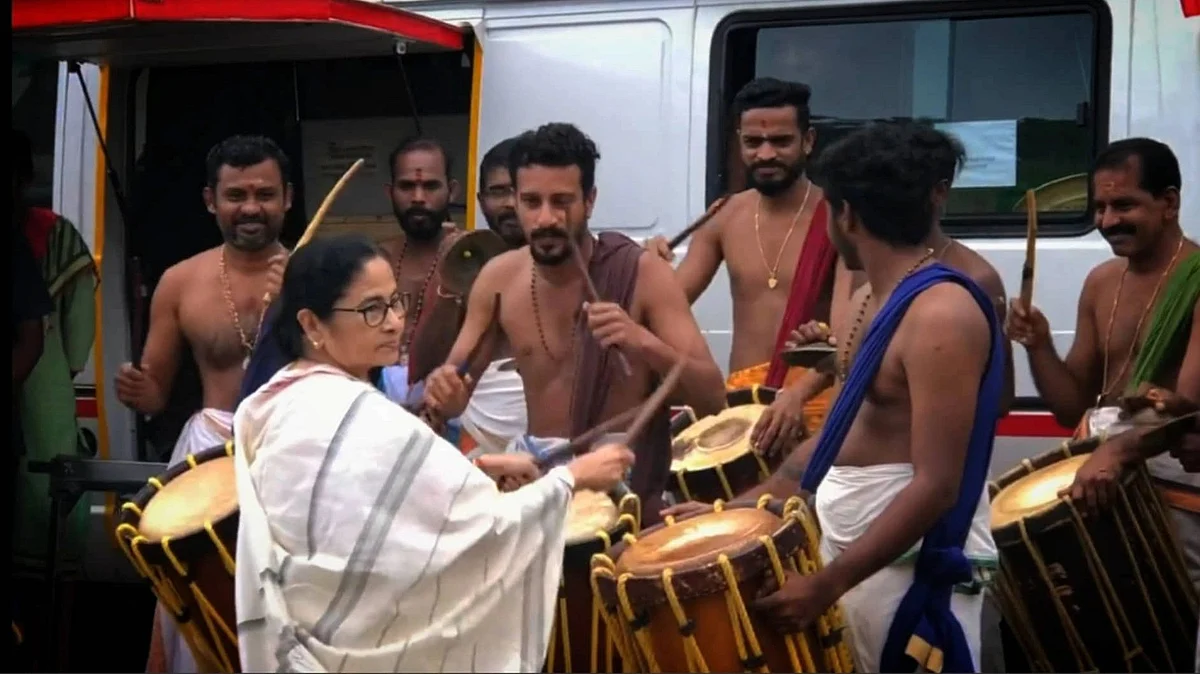 খোশ মেজাজে মমতা, চেন্নাইয়ে লা গণেশনের বাড়িতে বাজালেন ঢাক, ভাইরাল ভিডিও