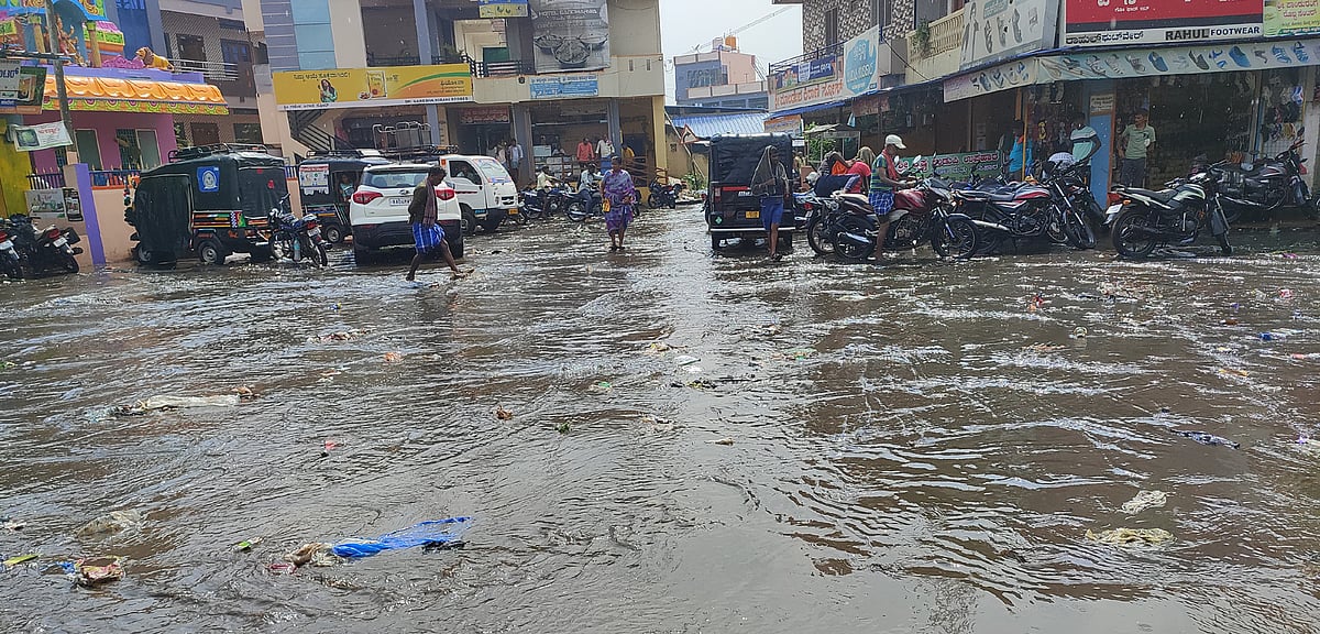 byadagi heavy rain drainage overflow road flooding sewage water ...