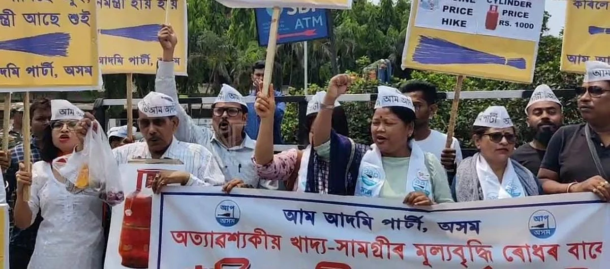 AAP Stages Protest Against Price Hike of Essential Commodities
