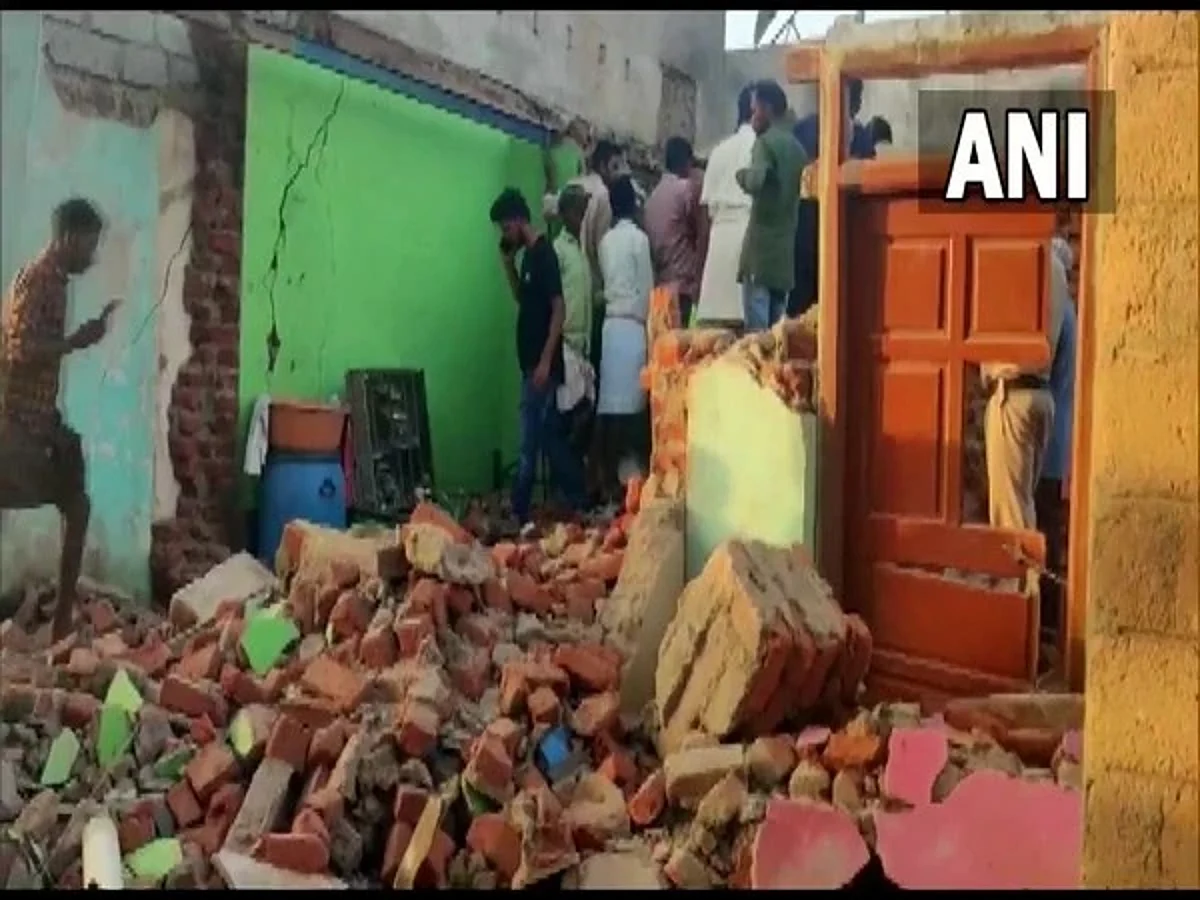 Four people died after a wall collapsed following a cylinder explosion in Andhra Pradesh's Anantapur | Image: ANI