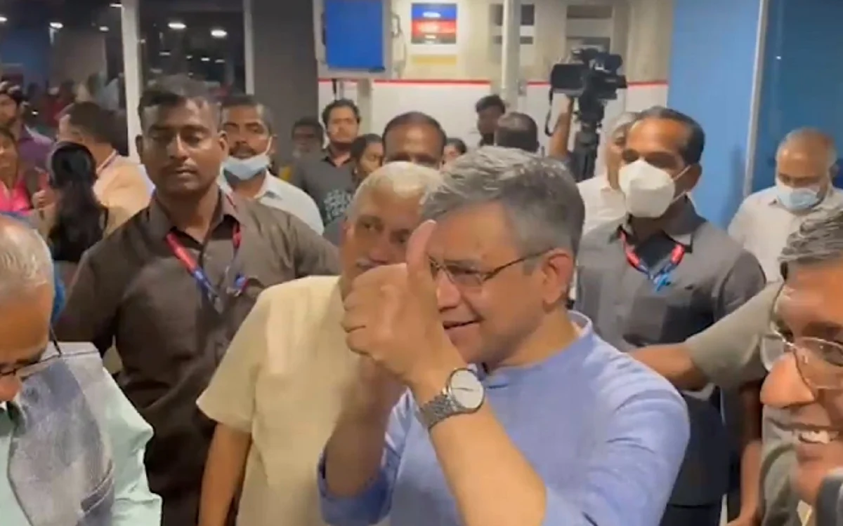 Union Minister Ashwini Vaishnaw Makes India's First 5G Call