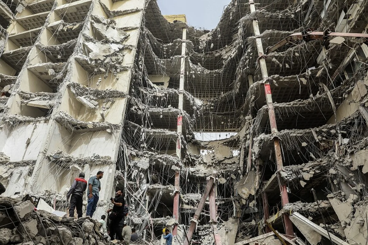 Iran: 19 Killed In Building Collapse, City Mayor Arrested