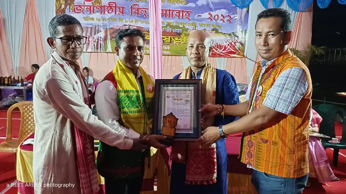 Pratidin Time employee Dwijen Das (second from left) with Sanskritik Sourabh Award