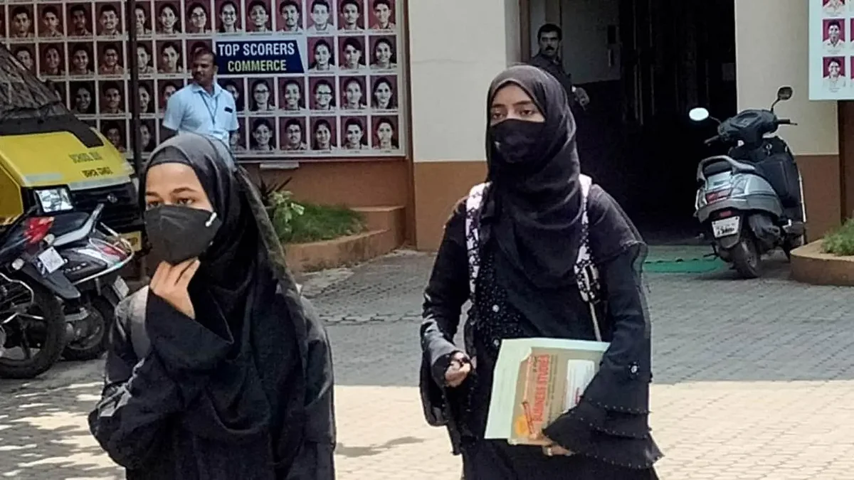 The two-judge bench of the SC hearing the Karnataka Hijab Ban case gave a split verdict | REPRESENTATIVE