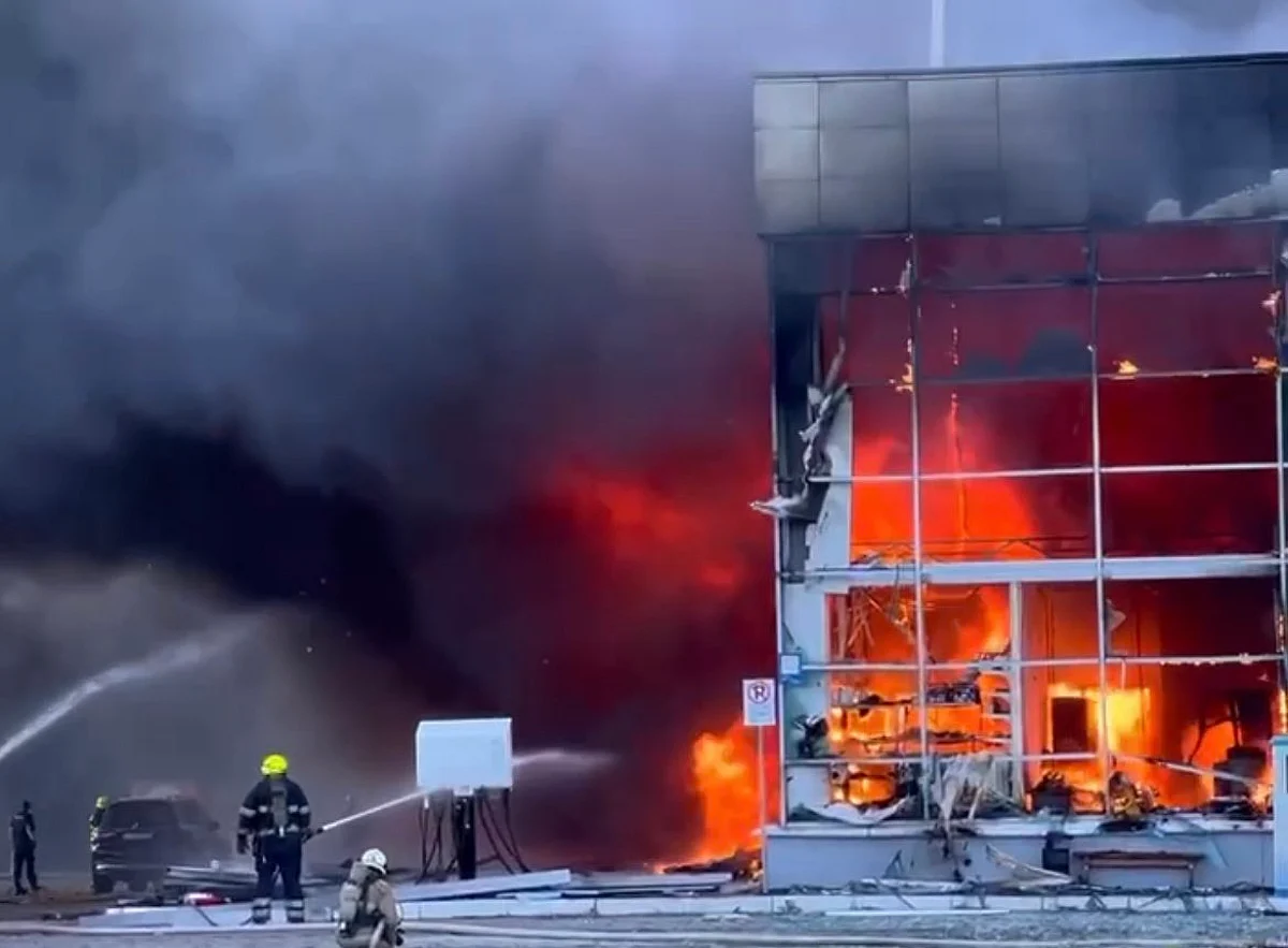 Missile hits shopping mall in Ukraine