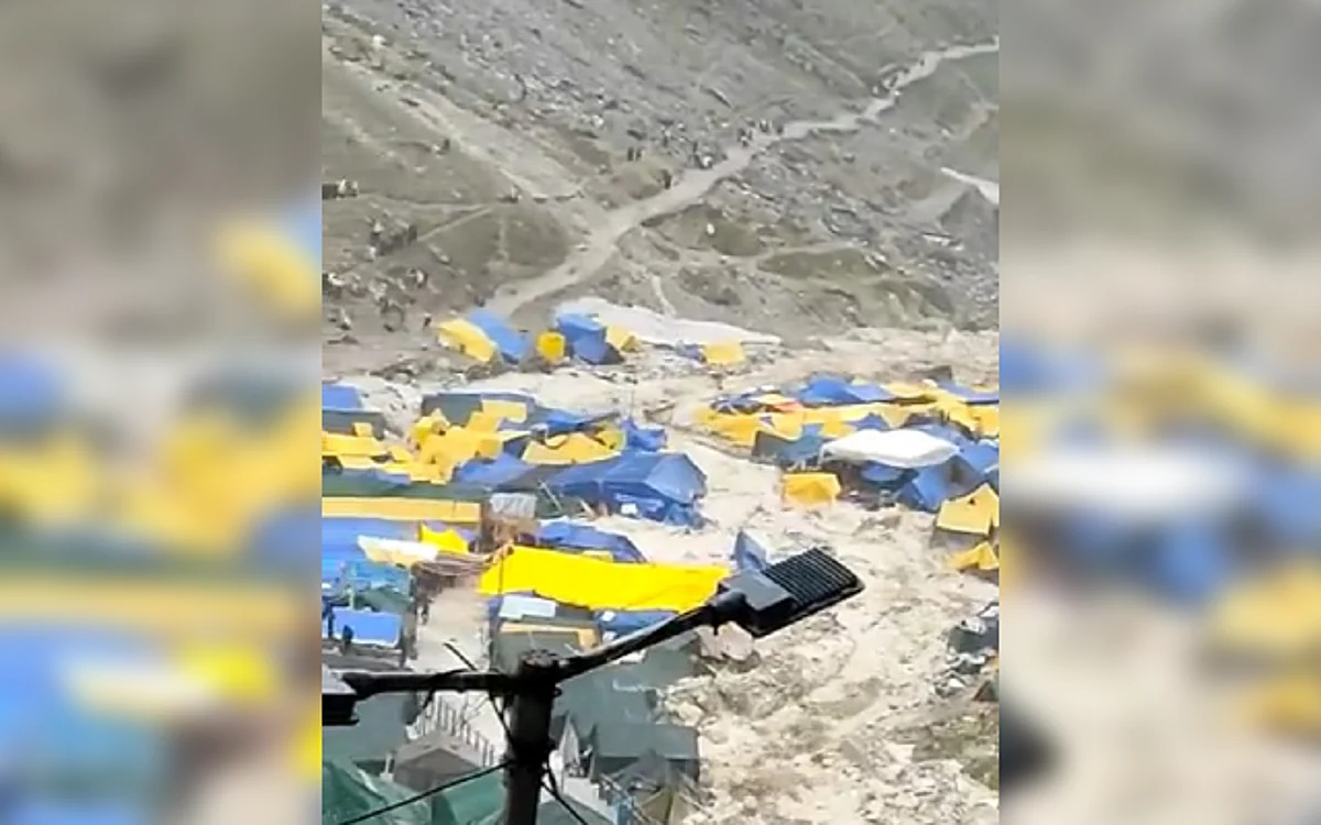 Two pilgrims feared dead after cloud burst in Amarnath cave | Image: Screengrab from video on Twitter/ ANI