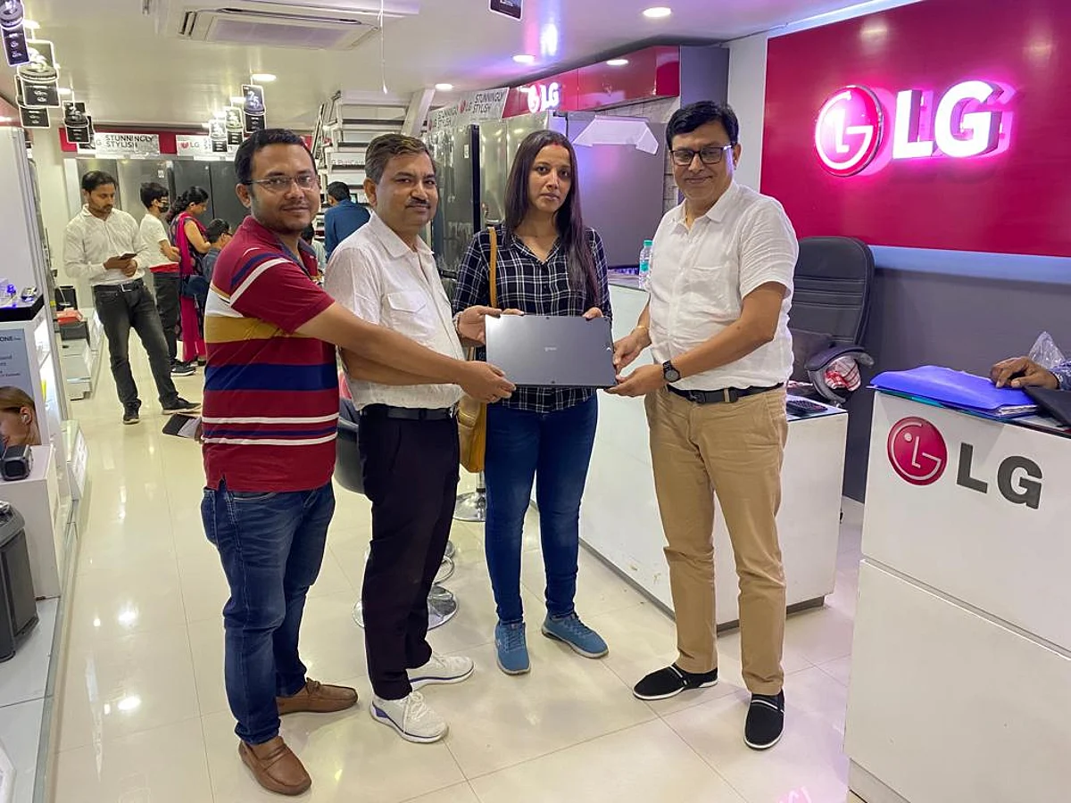 Narendra Soni presents LG Gram laptop to Mr Kashyap