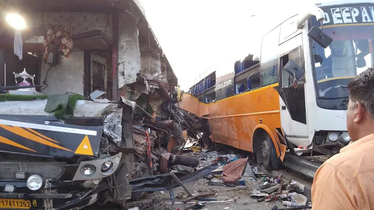 8 Killed, 16 Injured as 2 Buses collide at Purvanchal Expressway