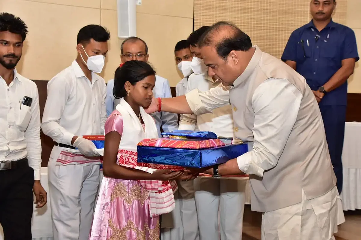Assam CM Himanata Biswa Sarma distributed financial aid to children orphaned due to Covid-19 | Image: Twitter/ Himanta Biswa Sarma