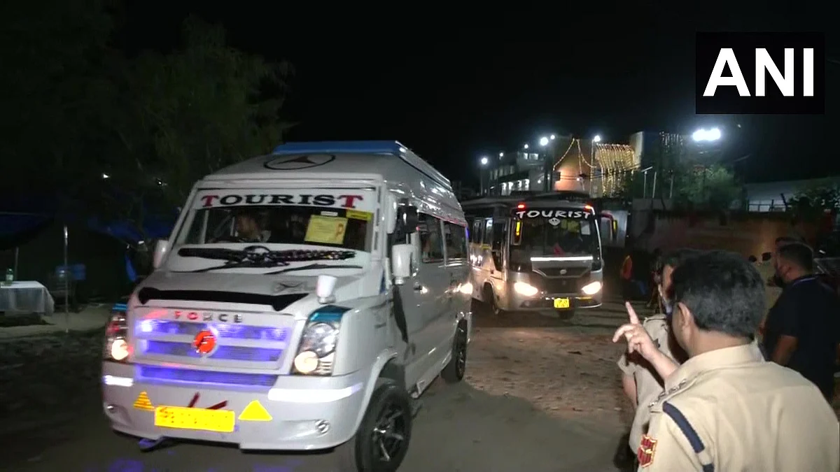 Fresh batch of Amarnath Yatris that left from Jammu this morning | photo credit: ANI