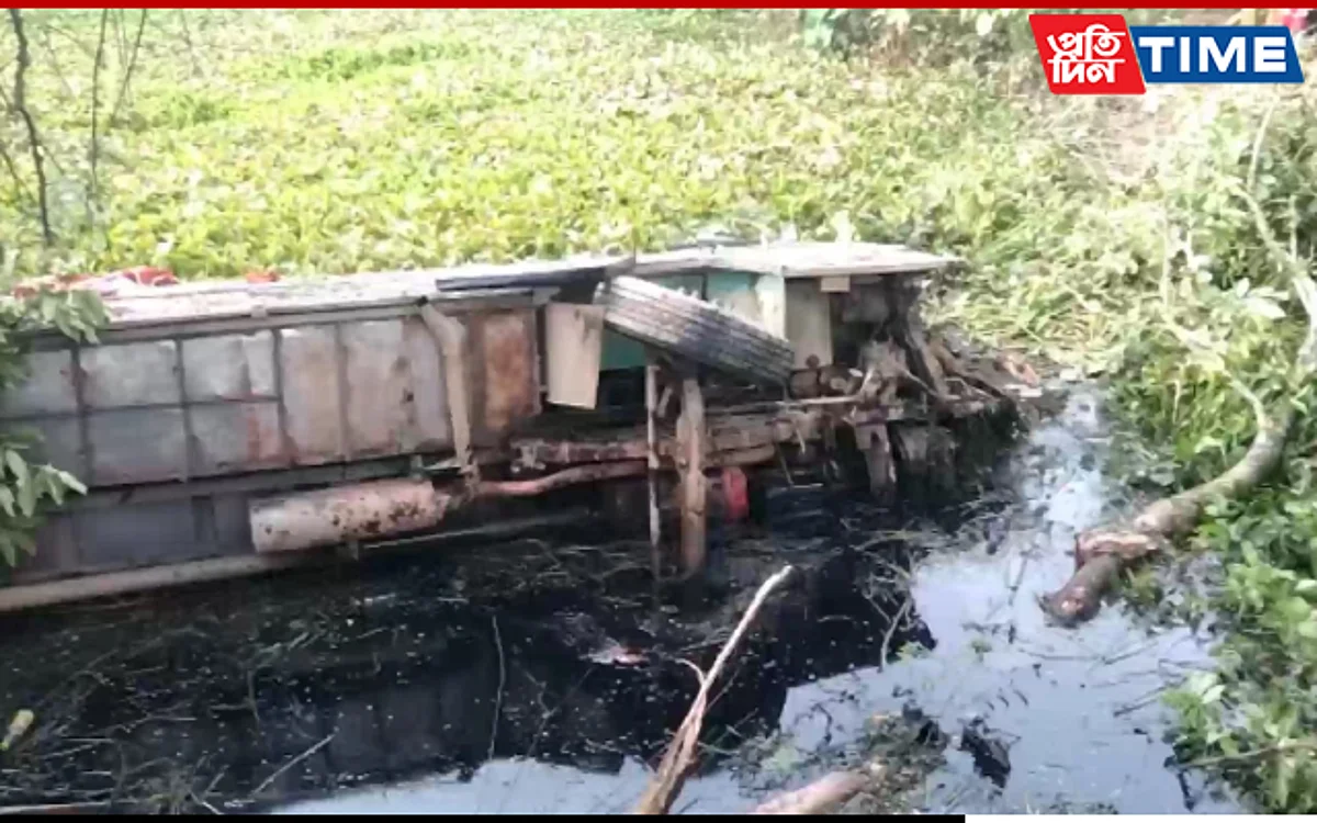The night super bus from Guwahati to Mankachar fell into a ditch in Meghalaya