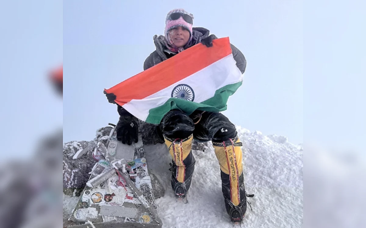 Indian climber Bhawna Dehariya scaled Mount Elbrus to unfurl the national flag | Image: Twitter/Bhawna Dehariya