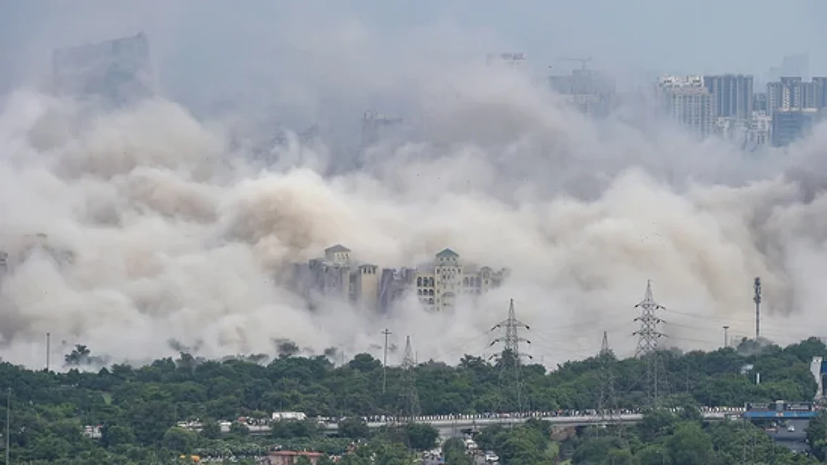Clouds of dust covered the nearby areas after the Supertech Twin Towers were brought down in Noida
