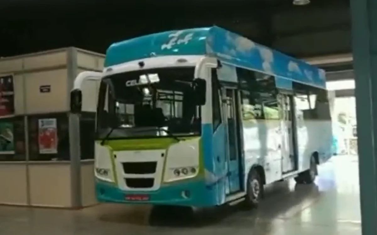 The hydrogen cell powered bus unveiled in Pune | Image: Screengrab from video posted on Twitter by Dr. Jitendra Singh