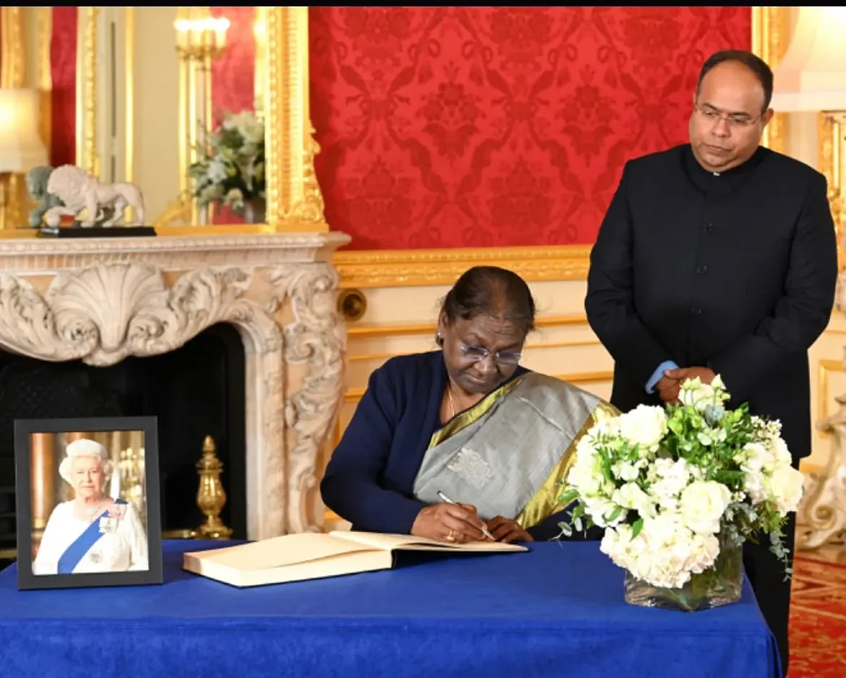 President of India Droupadi Murmu signed the condolence book ahead of the Queen's funeral | Image: Twitter/ President of India