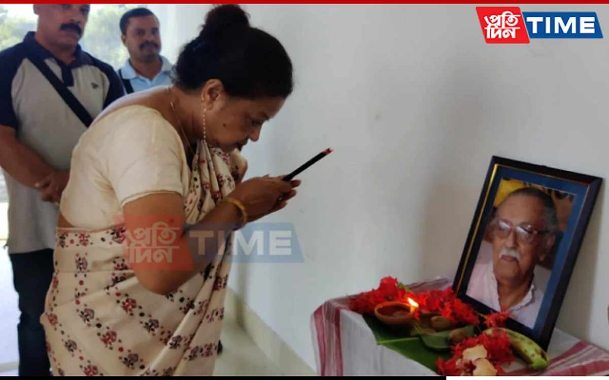 Mrs. Manjari Borah paying tributes to father and founding editor of Sadin, Tilak Hazarika