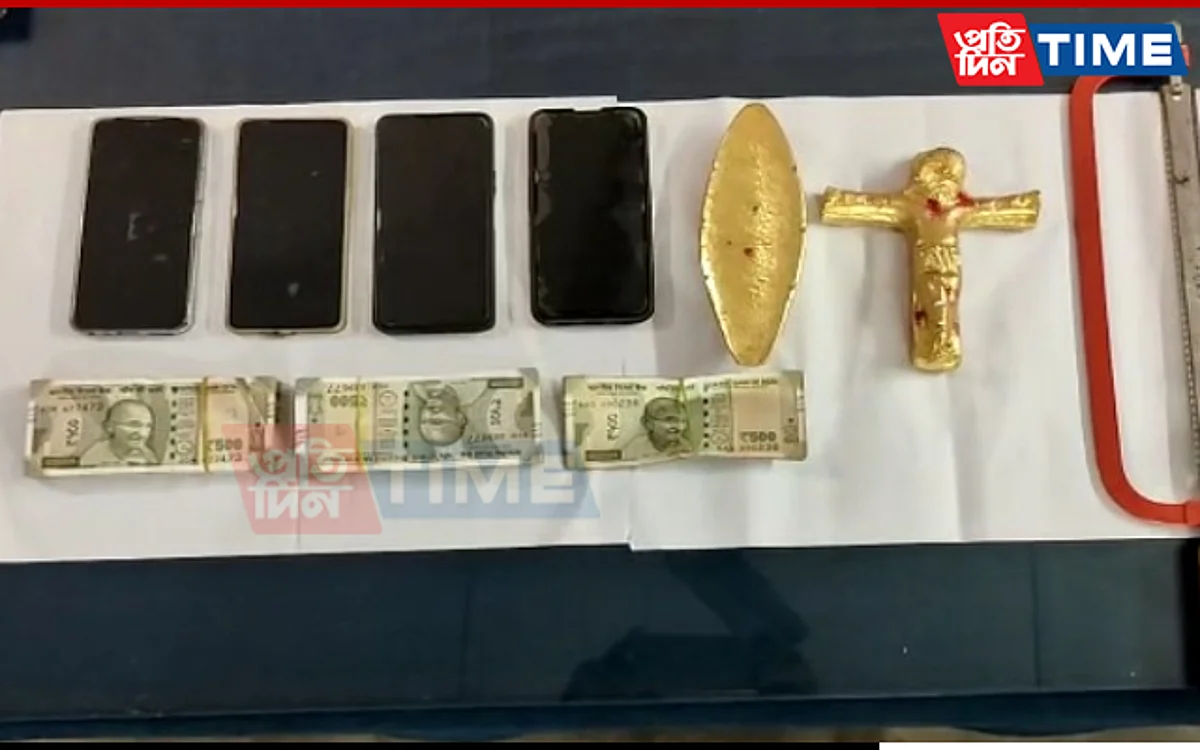 The seizure included fake gold items, cash and mobiles