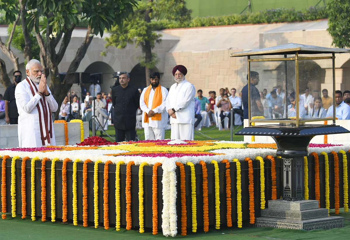 PM Modi pays tribute to Mahatma Gandhi at Rajghat