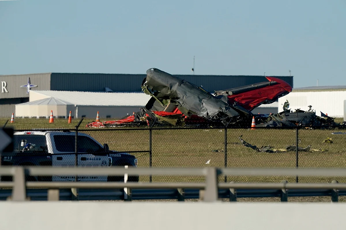 Military aircraft crash during air-show in Dallas