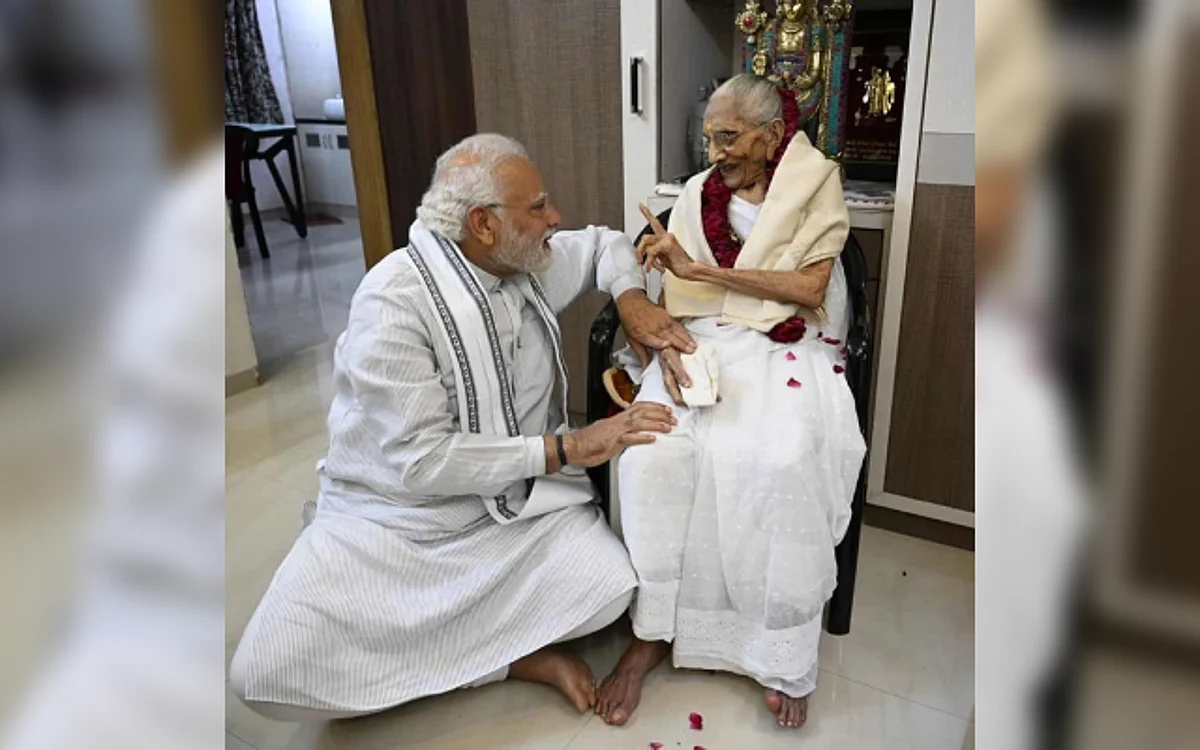 PM Narendra Modi alongside mother Heeraben Modi