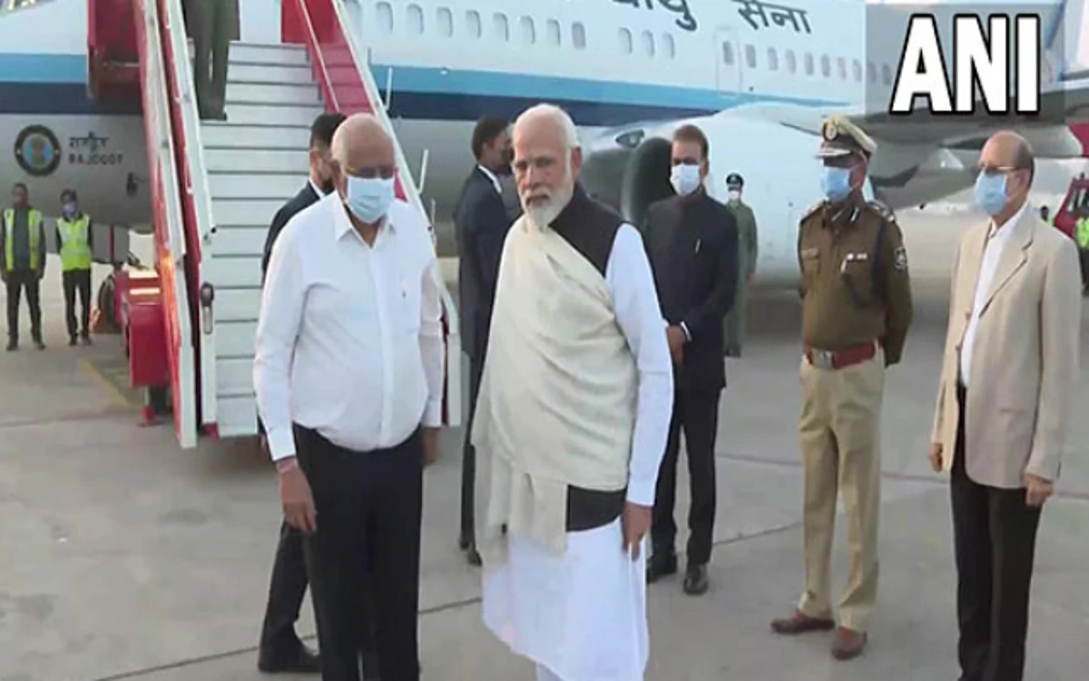PM Modi arrived in Ahmedabad after the death of his mother