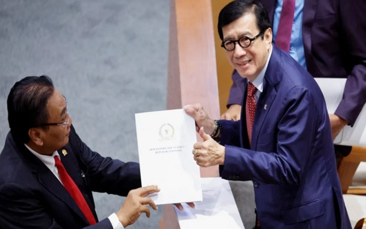 Indonesian Human Rights Minister receiving the new criminal code report in Jakarta | Image: Reuters