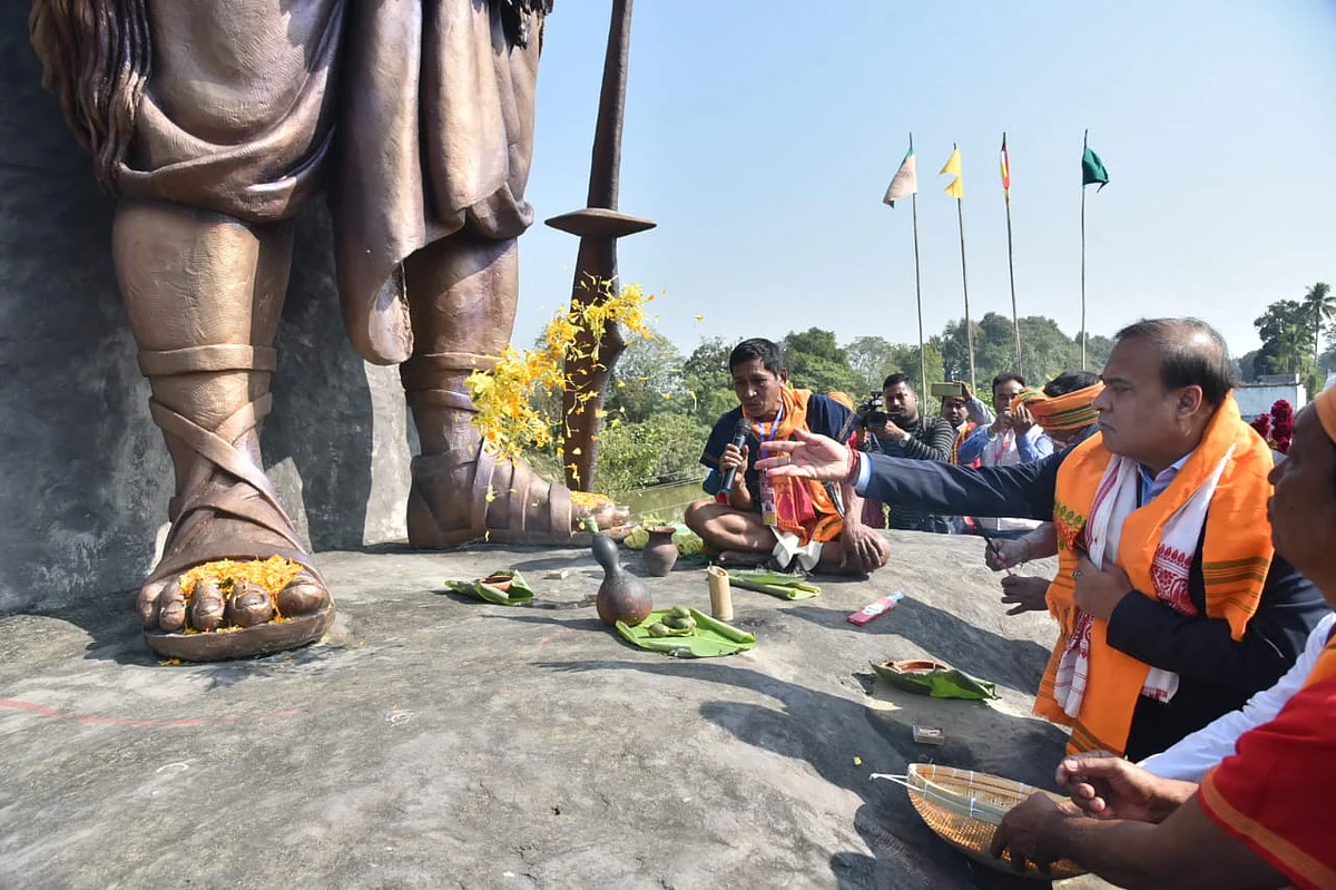 Assam CM offers floral tributes to statue of Tiwa king Jongal Balahu at Raha