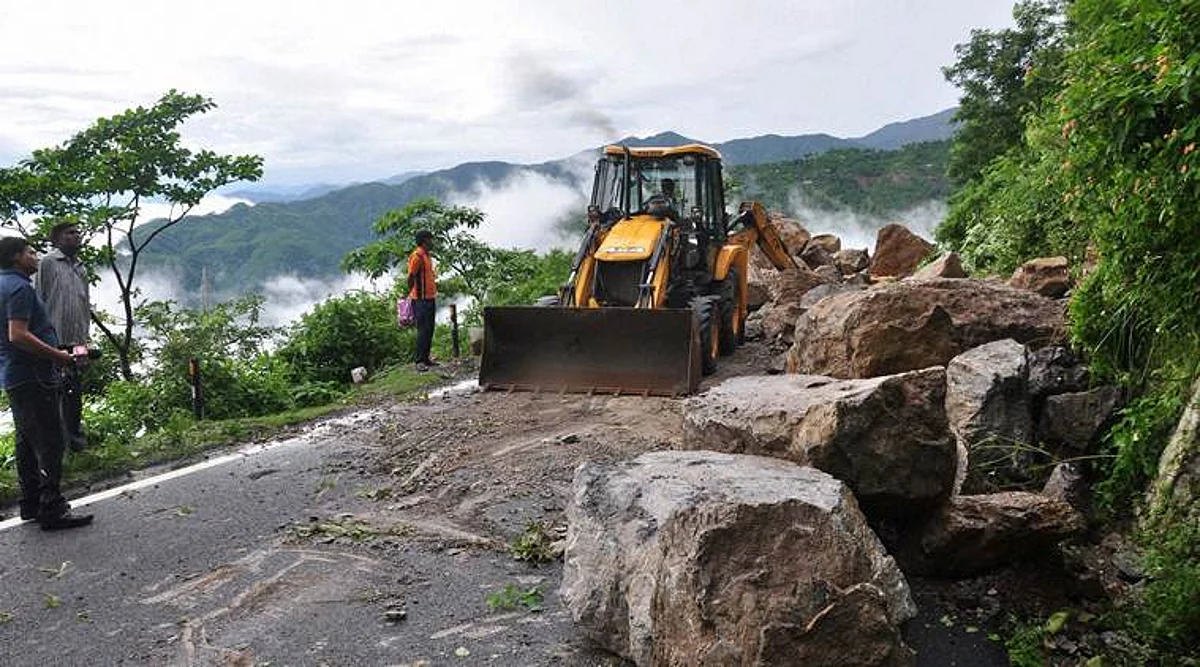 Tehri: Restoration work in progress after heavy landslide in Kumarkhera, Narendra Nagar district in Tehri, Uttrakhand on Sunday. PTI Photo
(PTI7_17_2016_000201B)
