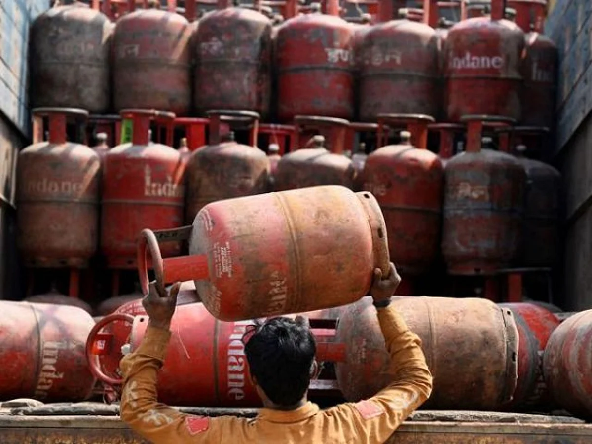 Non-subsidised LPG prices cut by Rs 62.5