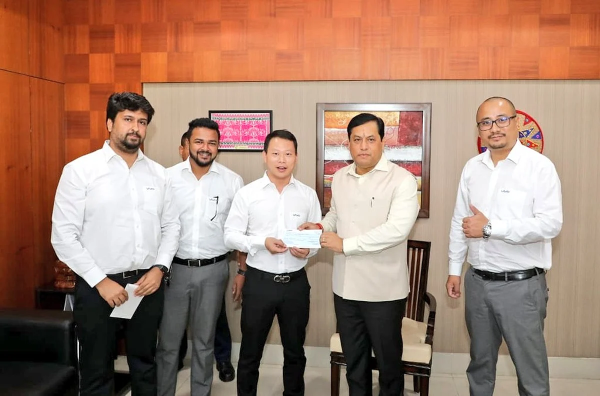 Representatives of VIVO Northeast handed over a cheque of Rs. 10 lakh to CM (24/07/2019). Photo: twitter/CMOfficeAssam