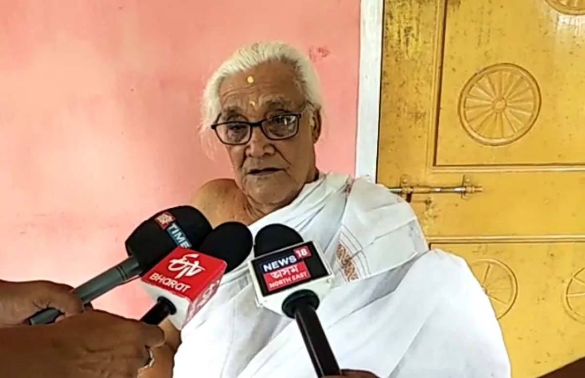 Burha Xatriya Basistha Sarma donates for Assam Floods
