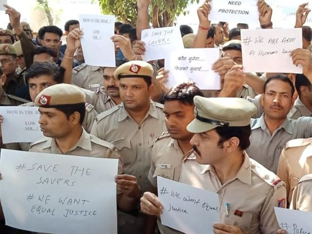 Delhi Police Protests In front of HQ Over Lawyers Attack
