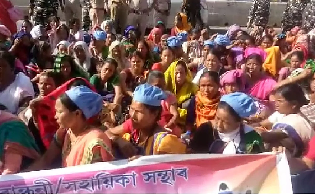 Midday Meal Row: Cooks Continue Protests