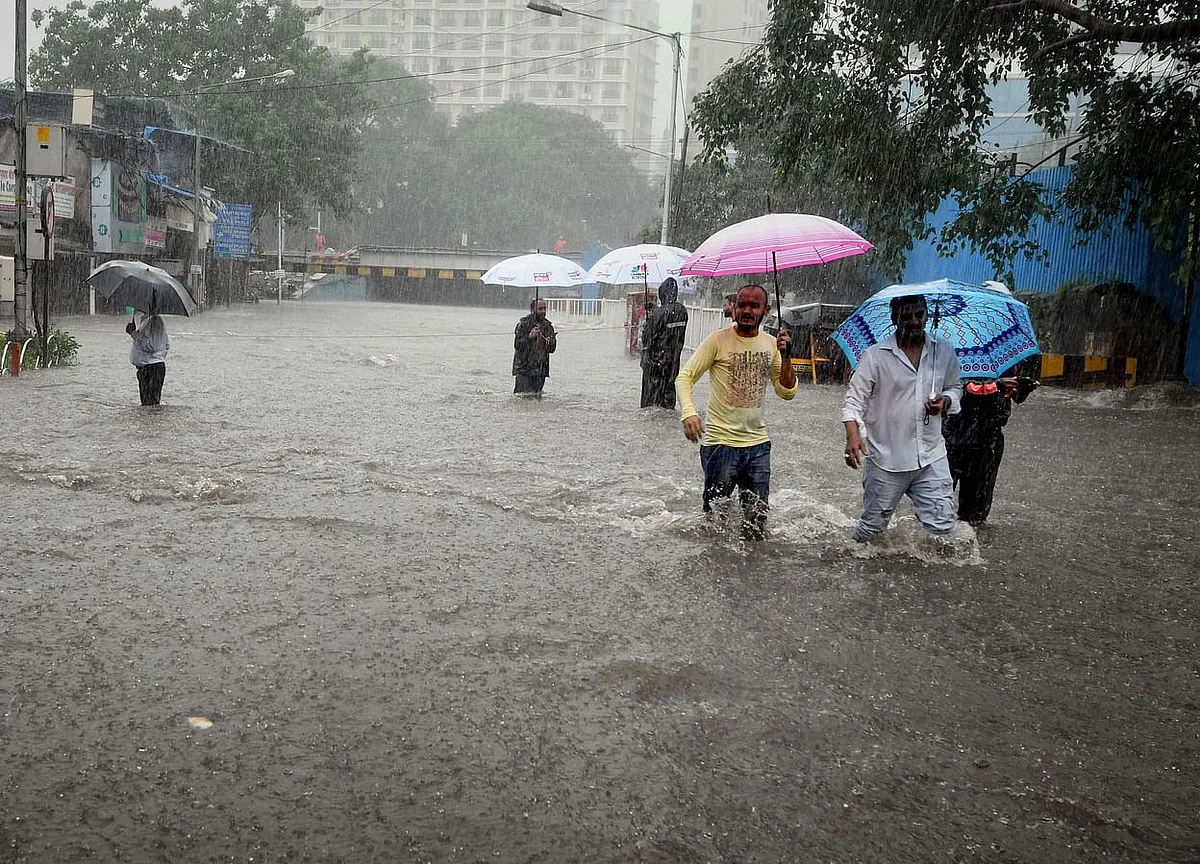 Heavy Rains Lashes Mumbai, People Asked to Stay Indoors