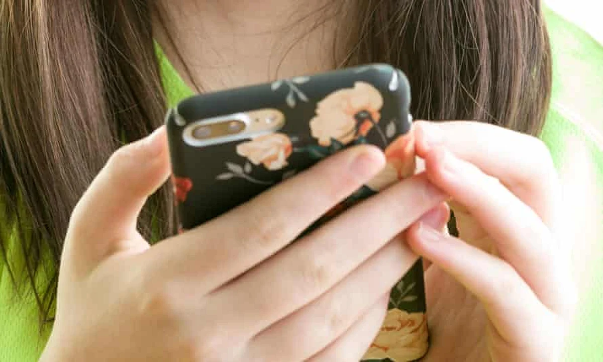 42% Girls Allowed Access to Mobiles for Less than an Hour: Report