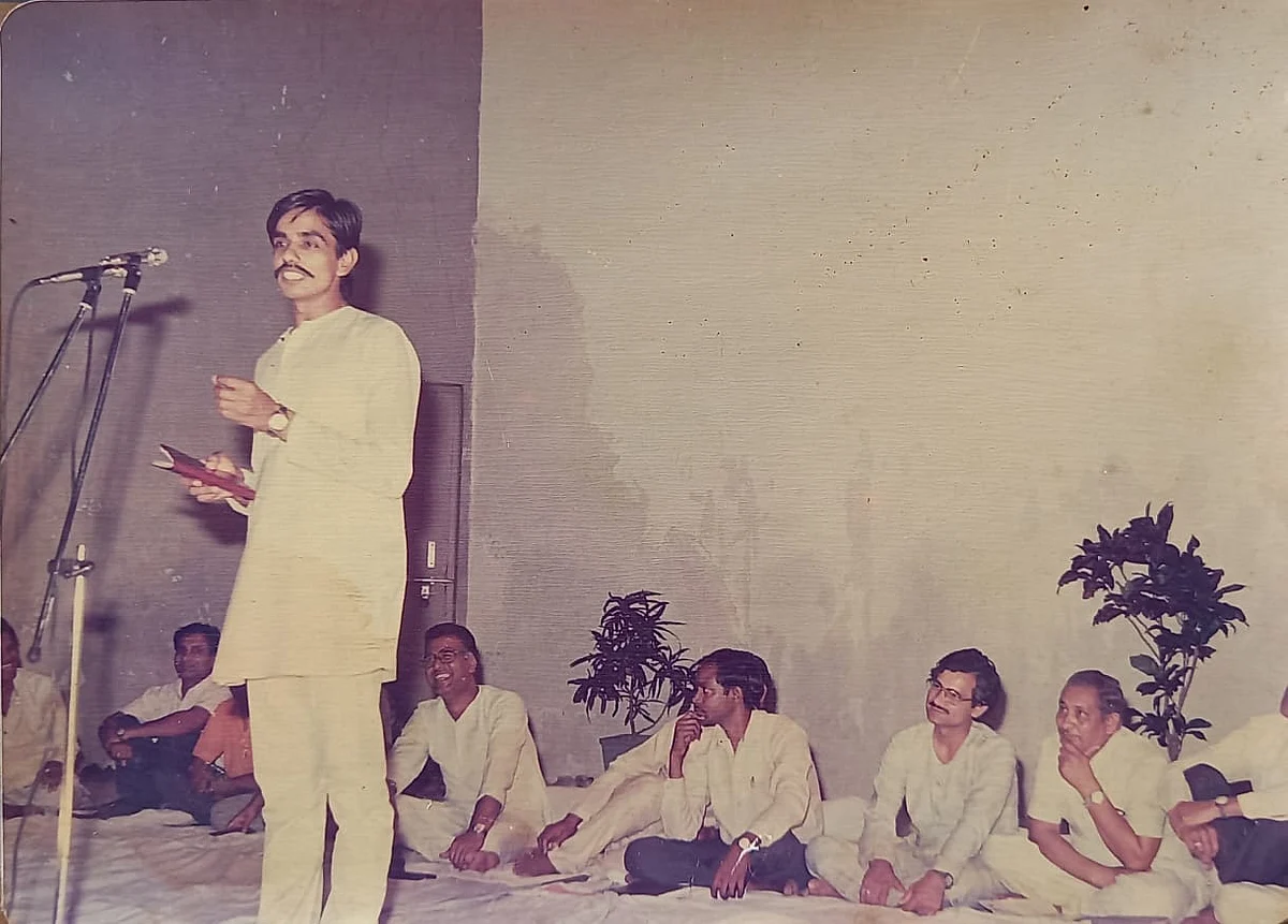 श्री रामकुमार पाण्डेय जी अप्रैल 1990 में कविता पाठ करते हुए