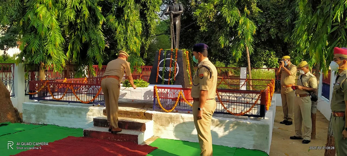 कर्तव्य की बेदी पर अपने प्राणों की आहुति देने वाले अमर शहीदों की याद में पुलिस लाइन उरई में “पुलिस स्मृति दिवस”के अवसर पर हुआ पुलिस स्मृति दिवस का आयोजन