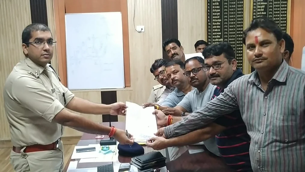 पत्रकार पर दर्ज फर्जी आपराधिक प्रकरण की जांच को लेकर पत्रकारों ने दिया पुलिस अधीक्षक को ज्ञापन