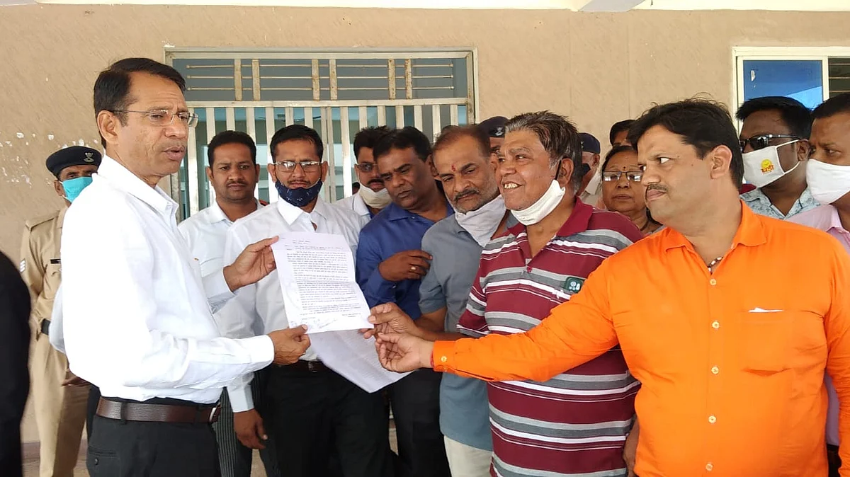 सहारा इंडिया कम्पनी निवेशकों व जमाकर्ताओं ने कलेक्टर को ज्ञापन देकर सहारा इंडिया से भुगतान कराने की मांग की