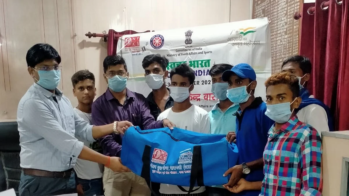 वाराणसी: बृहद स्वच्छता अभियान, सर्वश्रेष्ठ युवा मंडल को खेल सामग्री व प्रमाण पत्र वितरित