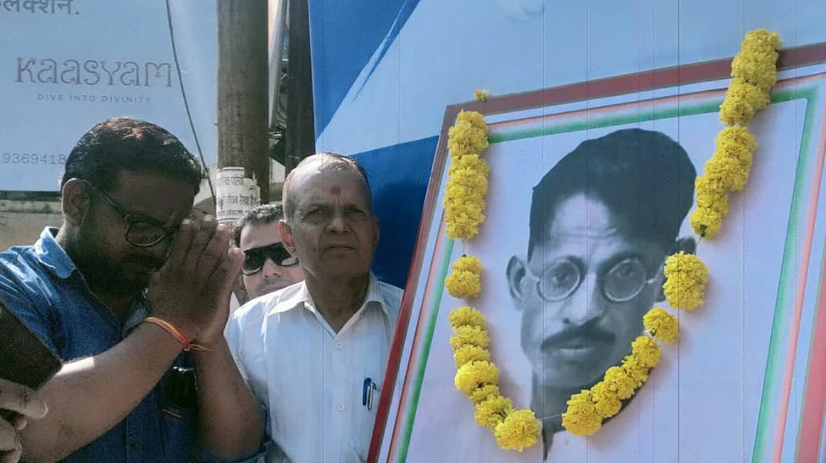 हिंदी पत्रकारिता जगत के पुरोधा समाजसेवी गणेश शंकर विद्यार्थी का जन्म दिवस झांसी के इलाइट चौराहे पर झांसी मीडिया क्लब के तत्वावधान में मनाया गया