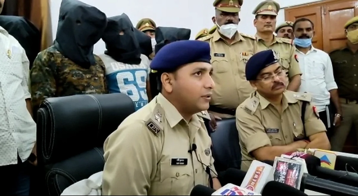 जालौन में पेट्रोल पम्प मैनेजर से हुई लूट का पुलिस ने किया खुलासा।